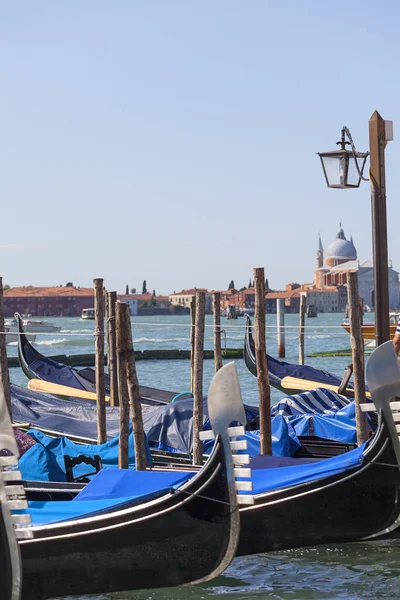 Гондоли в marina на бульварі, Венеція, Італія — стокове фото
