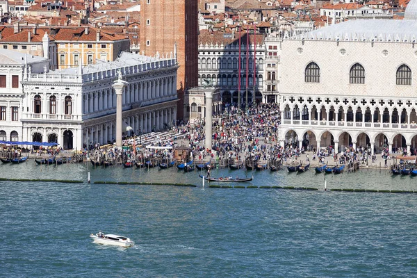 Szent Márk tértől (Piazza San Marco), a Piazzetta, a tömeg, a turisták, Velence, Olaszország — Stock Fotó