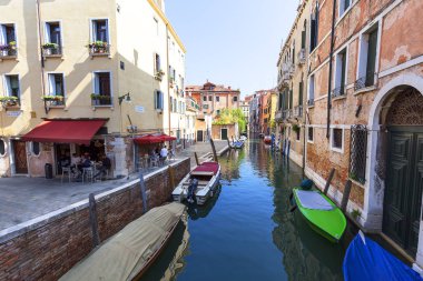 Dar yan kanalı, park edilmiş tekneler, Venedik, İtalya'nın tipik görünümü