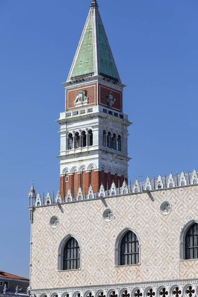 Campanile de São Marcos (Campanile di San Marco) e Doge 's Palace, Veneza, Itália — Fotografia de Stock