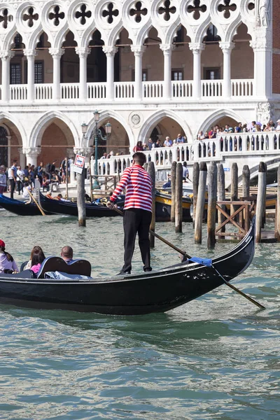 Doge 's Palace and Ponte della Paglia with venetian gondolier on the gondola, Venice, Italy — стоковое фото