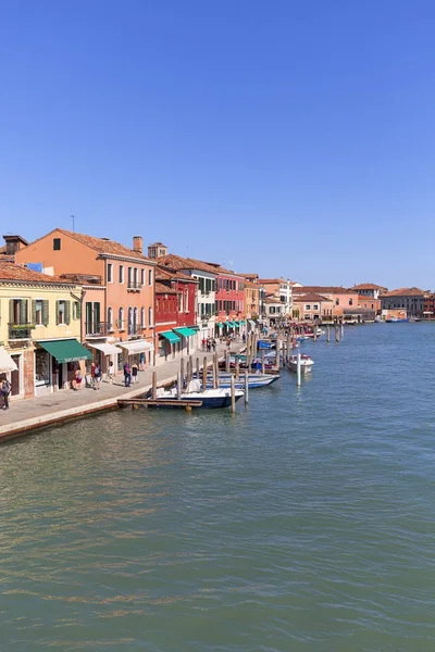 Murano isola, veduta sul canale nel centro della città, case colorate, Venezia, Italia — Foto Stock