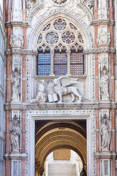 St Mark's Basilica (Basilica di San Marco),facade with Lion of Venice, Venice, Italy — Stock Photo, Image