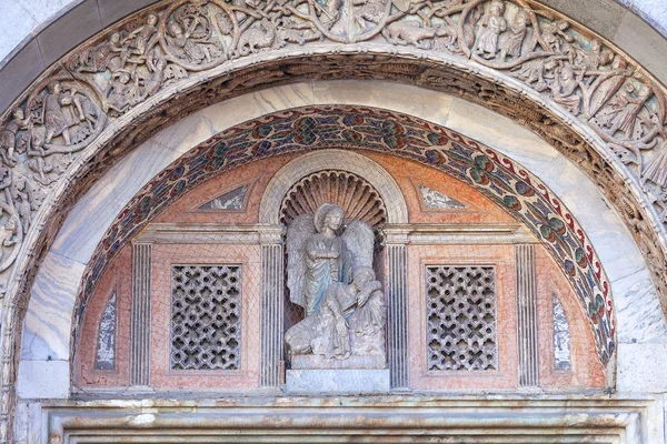 St Mark 's Basilica (Basilica di San Marco), mosaic on facade, Venice, Italy — стоковое фото