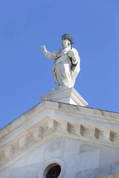 Chiesa benedettina di San Giorgio Maggiore del XVI secolo, statua in cima, Venezia, Italia — Foto Stock
