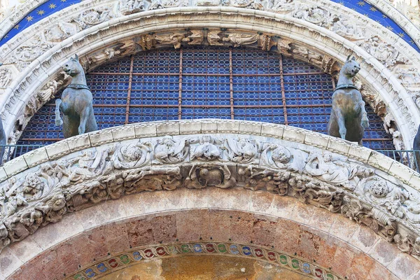 Bazilika svatého Marka (Basilica di San Marco), podrobnosti o fasádu, Benátky, Itálie — Stock fotografie