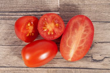 Sebze taze domates, bütün ve kesitli ahşap tahta üzerinde