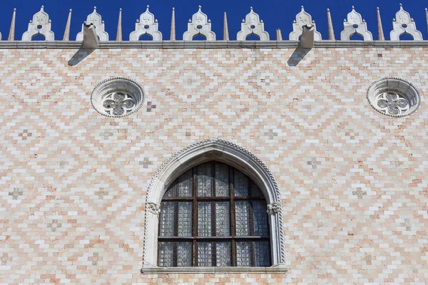 ファサード、ヴェネツィア、サン ・ マルコ広場のドゥカーレ宮殿. — ストック写真