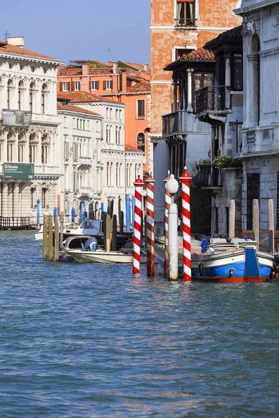 Grand Canal, vintage épületek, parkolt a hajók a kikötőben, Velence, Olaszország — Stock Fotó