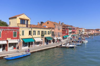 Murano Adası, kentin renkli ortasında Kanal Görünümü evler, Venedik, İtalya