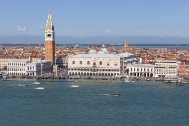 St Mark's Campanile ve Gotik Doge Sarayı üzerinde Piazza San Marco, Venedik, İtalya