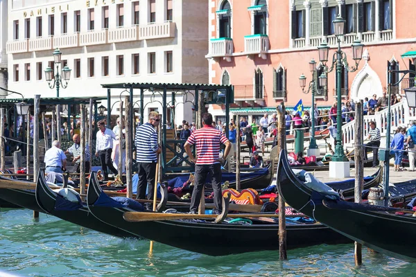 Venetian gondoliers at the marina of the gondolas, Grand Canal. — Stock Photo, Image