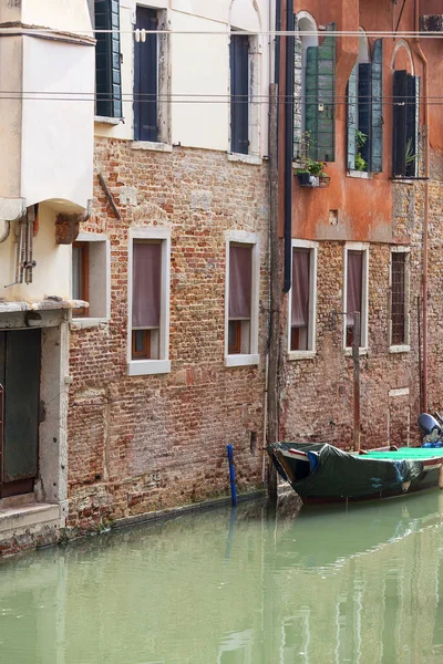 Typisch uitzicht op de smalle zijde van de canal, Venice, Italië — Stockfoto