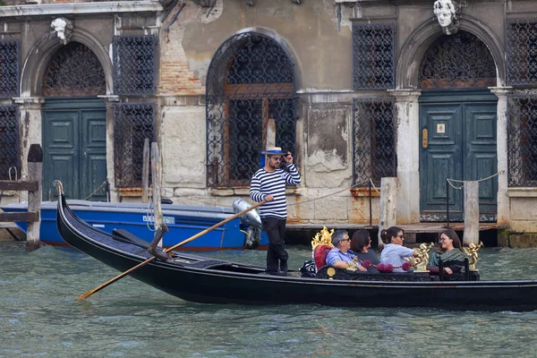 Gôndola de remo veneziana com turistas através do Grande Canal, Veneza, Itália — Fotografia de Stock