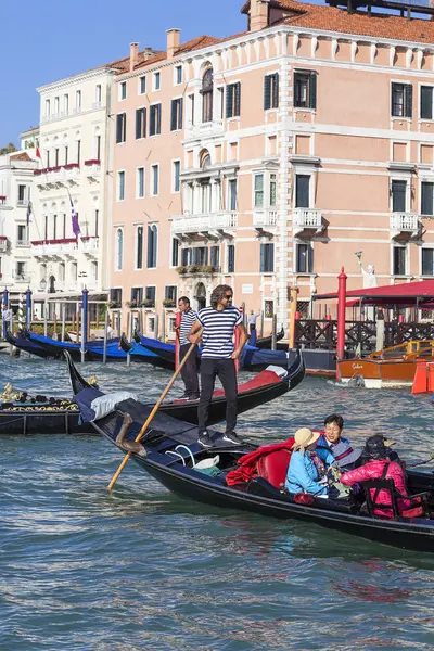 Gondoliers vénitiens en gondoles avec touristes sur le Grand Canal, Venise, Italie — Photo