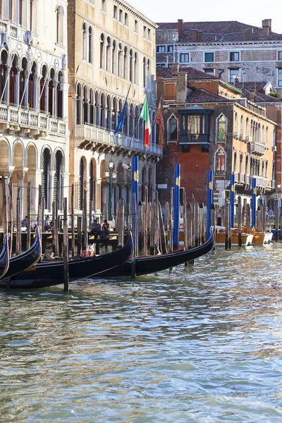 Grand Canal, vintage épületek parkolt gondolák a kikötőben, Velence, Olaszország — Stock Fotó