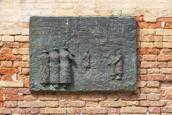 Venetian Ghetto, zeď s vyřezávanými reliéfy na bronzové desky, pomník benátského Židů, Benátky, Itálie — Stock fotografie