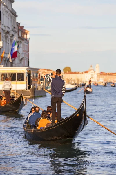 Velencei gondolier evezés keresztül a Grand Canal, Velence, Olaszország — Stock Fotó