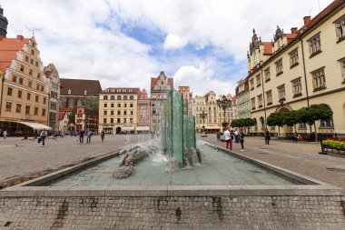 Pazar Meydanı ile çeşme, Wroclaw, Polonya.