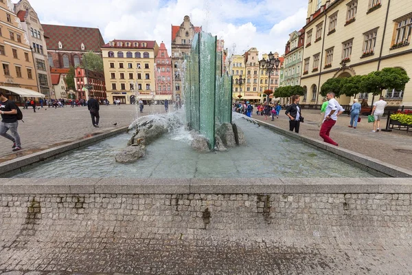 Rynek z fontanną nowoczesne, Wrocław. — Zdjęcie stockowe