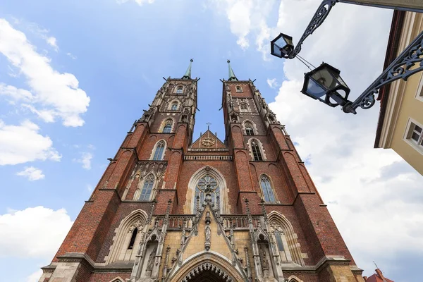 Catedral de Wroclaw (Catedral de San Juan Bautista), iglesia de estilo gótico en la isla de Ostrow Tumski, Wroclaw, Polonia — Foto de Stock