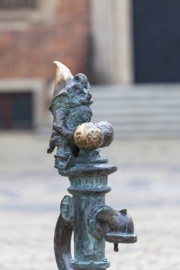 Wroclaw cüce, küçük peri masalı bronz heykelcik yan yolda, Wroclaw, Polonya