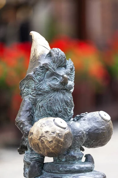 Wroclaw dwarf, small fairy-tale bronze figurine on the side walk, Wroclaw, Poland — Stock Photo, Image