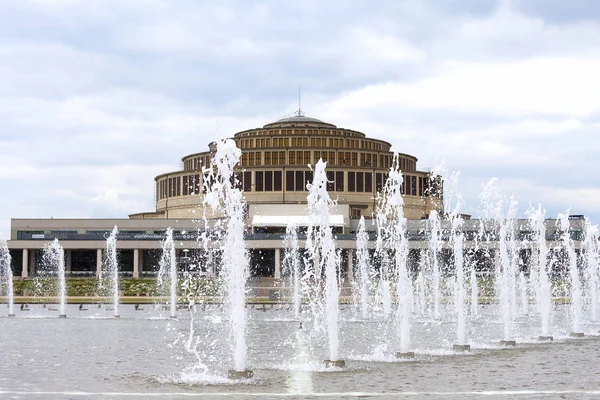 波兰弗罗茨瓦夫百年音乐厅和多媒体喷泉 — 图库照片