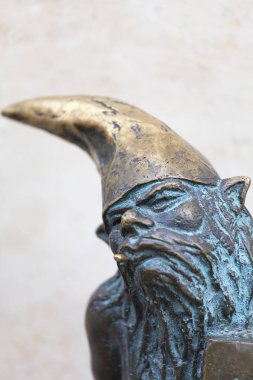 Wroclaw cüce, küçük peri masalı bronz heykelcik yan yolda, Wroclaw, Polonya