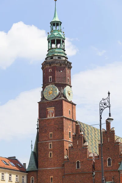 Ayuntamiento antiguo de Wroclaw gótico en plaza del mercado, torre del reloj, Wroclaw, Polonia —  Fotos de Stock