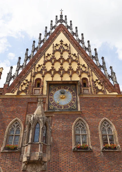 Gothic Wroclaw Old Town Hall op marktplein, gevel, Wroclaw, Polen — Stockfoto