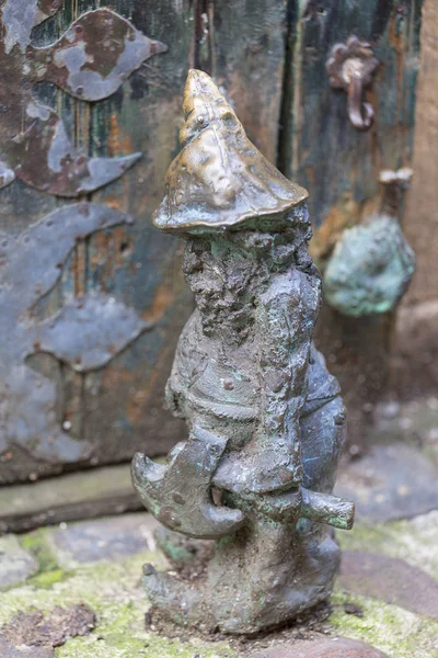Wroclaw nain, petite figurine de conte de fées en bronze sur le trottoir, Wroclaw, Pologne — Photo