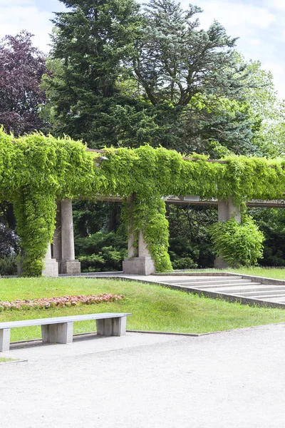 Pérgola verde en Szczytnicki Park, Wroclaw, Polonia — Foto de Stock