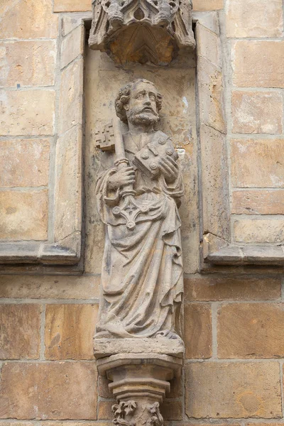 Wroclaw Cathedral (Cathedral of St. John the Baptist), gothic style 13th century church on Ostrow Tumski Island, statue of the saint, Wroclaw, Poland. — Stock Photo, Image