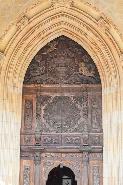 Catedral de Wroclaw (Catedral de San Juan Bautista), iglesia de estilo gótico del siglo XIII en la isla de Ostrow Tumski, puerta de madera, Wroclaw, Polonia . — Foto de Stock