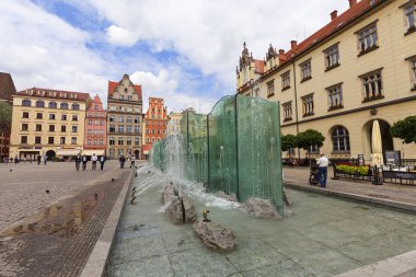 Pazar Meydanı ile modern çeşme, Wroclaw, Polonya.