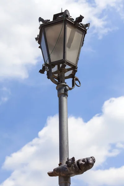 Вроцлавский карлик, маленькая сказочная бронзовая фигурка на фонаре, Вроцлав, Польша — стоковое фото