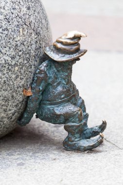 Wroclaw cüce, küçük peri masalı bronz heykelcik yan yolda, Wroclaw, Polonya