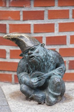 Wroclaw cüce, küçük peri masalı bronz heykelcik yan yolda, Wroclaw, Polonya