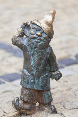 Wroclaw cüce, küçük peri masalı bronz heykelcik yan yolda, Wroclaw, Polonya.