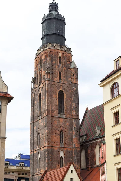 Iglesia gótica del siglo XIV de Santa Isabel, torre, Plaza del Mercado, Wroclaw, Polonia . — Foto de Stock