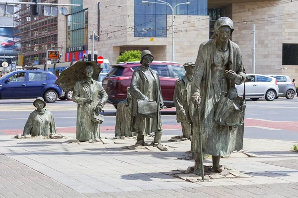 Pomník z anonymní kolemjdoucí, přechod, sochy lidí, Wroclaw, Polsko — Stock fotografie
