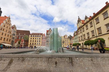 Pazar Meydanı ile modern çeşme, Wroclaw, Polonya.