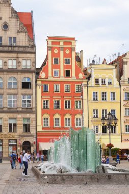 Pazar Meydanı ile modern çeşme, Wroclaw, Polonya.