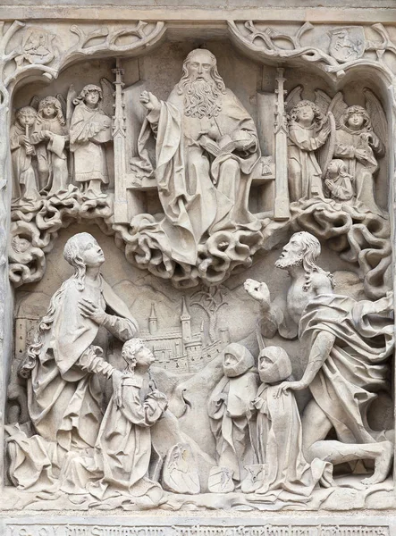 14: e talet gotiska St. Elisabeth Church, relief på fasaden, torget, Wroclaw, Polen — Stockfoto