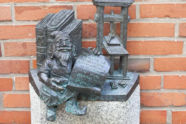 Wroclaw dwarf, small fairy-tale bronze figurine on the side walk, Wroclaw, Poland. — Stock Photo, Image