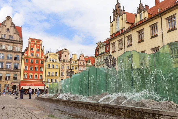 Rynek z nowoczesną szklaną fontannę, Wrocław. — Zdjęcie stockowe