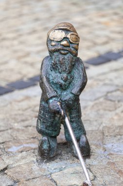 Wroclaw cüce, küçük peri masalı bronz heykelcik yan yolda kör, Wroclaw, Polonya