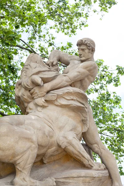 Brunnen Allegorie des Kampfes und des Sieges, eine Statue eines Mannes, der mit einem Löwen kämpft, Breslau, Polen — Stockfoto