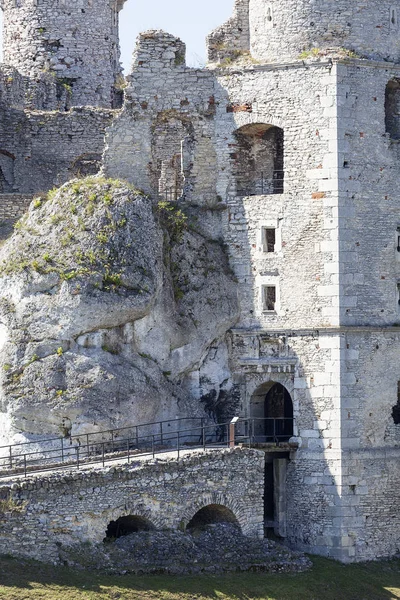 Ruïnes van het middeleeuws kasteel van de 14de eeuw, kasteel Ogrodzieniec, Trail van de adelaars nesten, Ogrodzieniec, Polen — Stockfoto